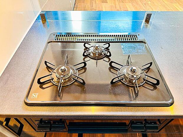 【三ツ口ガスコンロ】煮込み料理をする際にコンロが一つ塞がって他の料理ができなくて時間がかかる!そんな不満を解決してくれる3口コンロは他の調理ができるので捗ります!