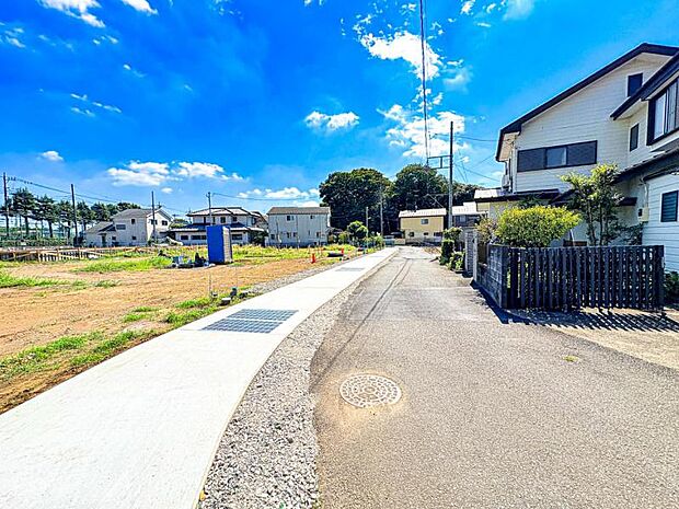 【前面道路を含む現地外観】