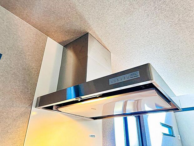 【スリム型レンジフード】稼働時の音が換気扇よりも静か 屋外とダイレクトにつながる換気扇と比べ、音が静かなメリットがあります。
