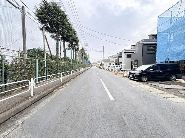 【前面道路を含む現地外観】