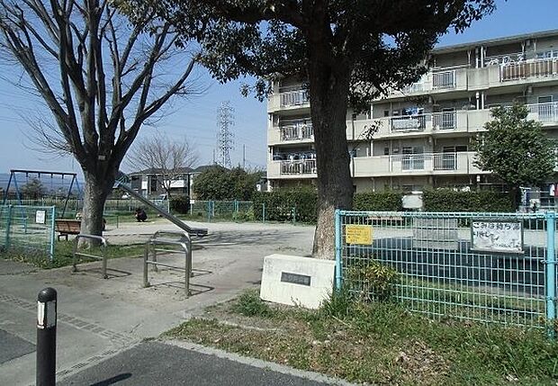 【上り戸公園】650m 高架と集合住宅に挟まれた場所にある公園です。遊具は滑り台、ブランコ、鉄棒があります。