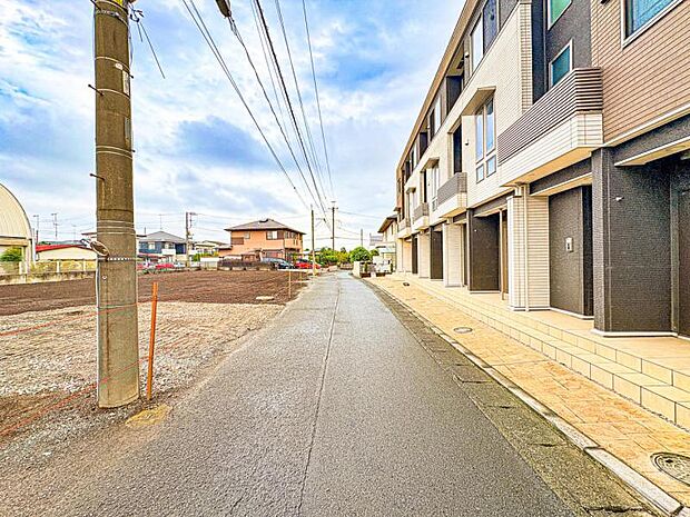 【前面道路を含む現地外観】