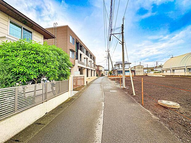 【前面道路を含む現地外観】