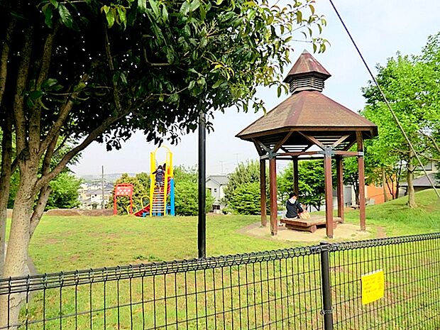 【仲道公園】1200ｍ　長い滑り台があります。子供に人気です。