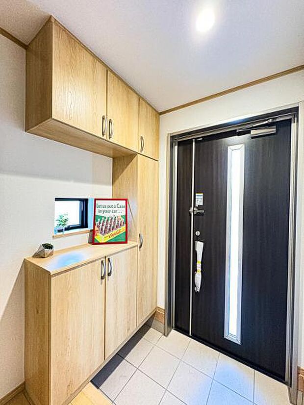 【明るく収納豊富な玄関】天井までの高さがあるタップリ玄関収納、姿見・小引き出し付きなのも便利