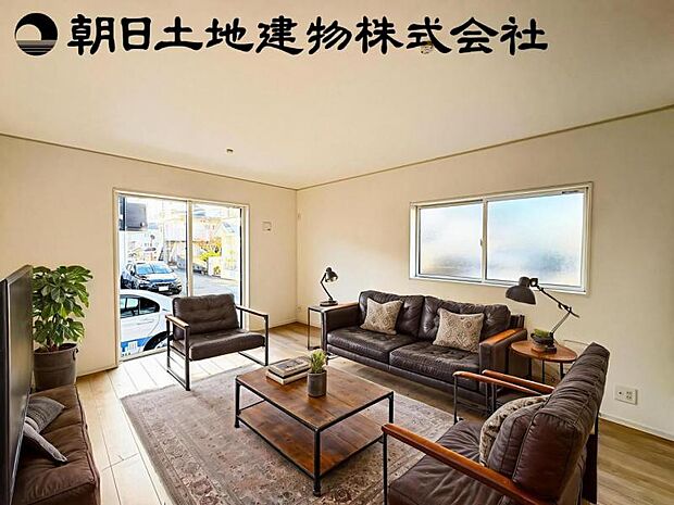 【明るく開放感のあるリビング：15帖】広いリビングは家族のだんらんはもちろん、お子様のリビング学習にもぴったり。※家具はＣＧ合成の為、付属しません。