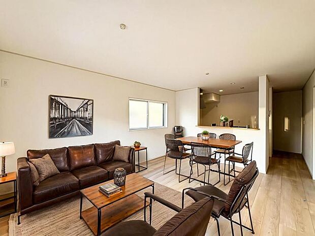 【明るく開放感のあるリビング：15帖】広いリビングは家族が自然と集まる居心地の良い空間。※家具はＣＧ合成の為、付属しません。