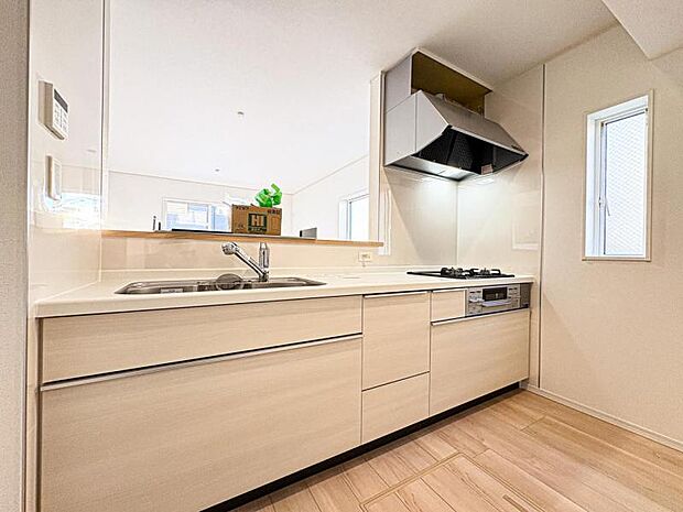 【リビングを見渡せる開放感のある対面式キッチン】ご家族と会話を楽しみながらお料理が出来る対面キッチン