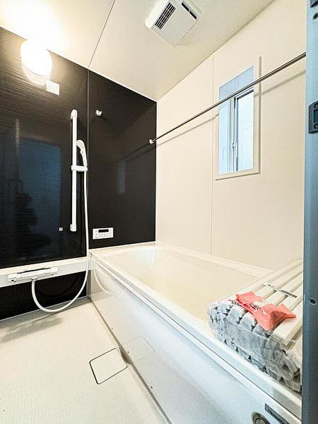 【多機能な一坪タイプの浴室】お子様と一緒に浸かれる広いバスタブで、バスタイムをさらに楽しく♪