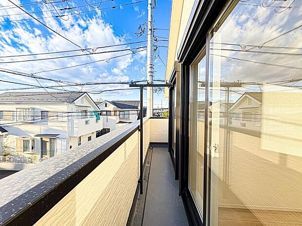 【洗濯物が多くても安心のワイドバルコニー】家族全員分の布団もゆったり並べられる広々バルコニー！