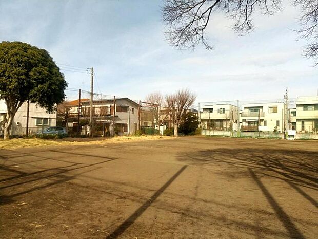 【相南ふれあい広場】200ｍ　とても大きな広場が特徴的です。防護ネットがあるので、近隣の小さめの公園では遠慮しがちなボール遊びをするのに良いかもしれません。