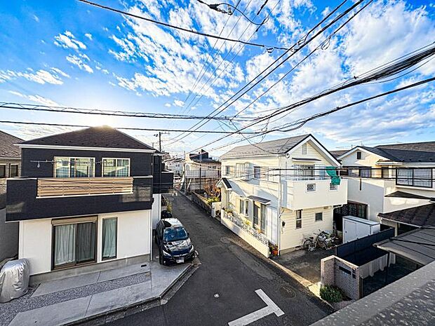 【開放感のあるバルコニーからの眺望】子育て環境にはぴったりな落ち着いた雰囲気の閑静な住宅地