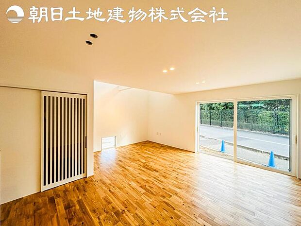 【リビング】開口部からたくさんの採光が望める快適空間となりご家族が集まりやすいリビングです。