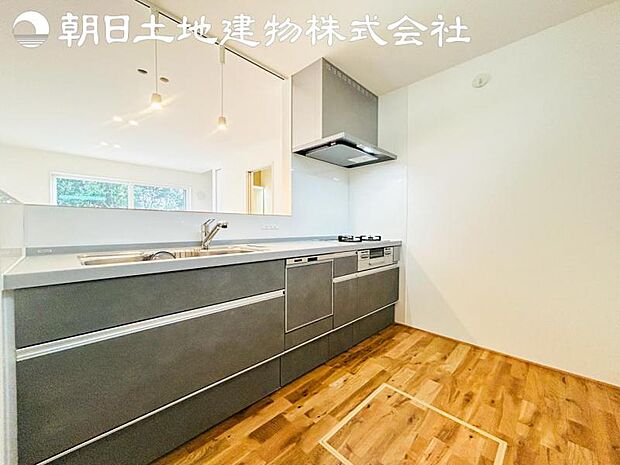 【キッチン】明るく開放感があるキッチンはリビングが見渡せる対面キッチンを採用。いつでもご家族を感じながらお料理できます。