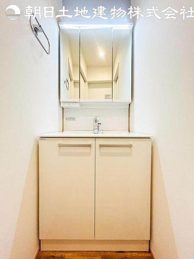 【洗面台】さわやかに気持ちよく1日が始められるように、機能性とデザイン性を両立した洗面化粧台です。