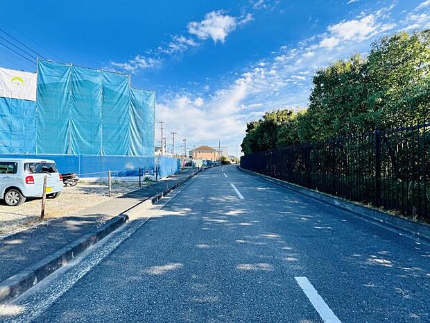 【前面道路を含む現地外観】