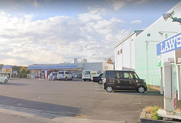 【ローソン 綾瀬吉岡東三丁目店】570m 駐車場が広くて、車での利用もしやすいのが良い。店内は広く明るくて商品が見やすい。 イートインスペースもあります。