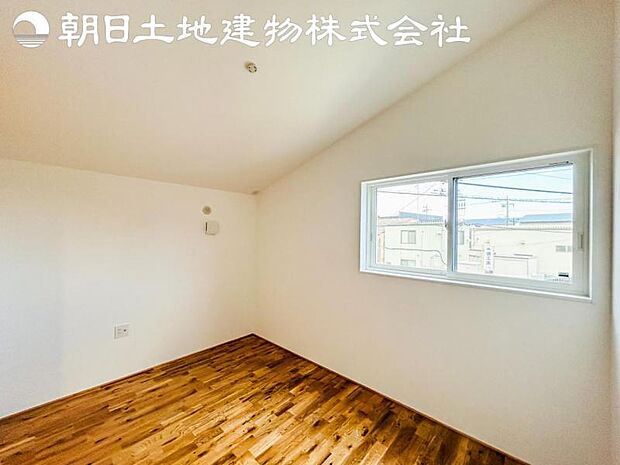 【洋室】開口部いっぱいから取り入れた柔らかな日差しとフローリングの色味が調和し快適空間を演出します。