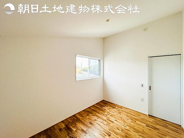 【洋室】明るさはもちろんですが風通しも期待できます。