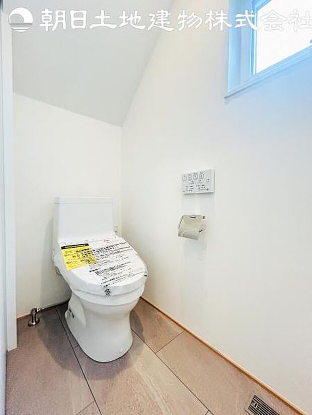 【ウォシュレット付き】洗浄、保温などの機能を備えたウォシュレット。洗浄により毎回のペーパー使用量を減らせ、保温により冬場の便座のひんやりを解消してくれる便利な設備付き