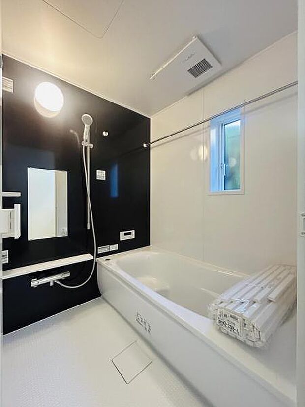 【浴室】浴室乾燥機付ですので雨の日は洗濯物を乾かせ同時に室内を乾燥しカビの抑制にも効果あります。