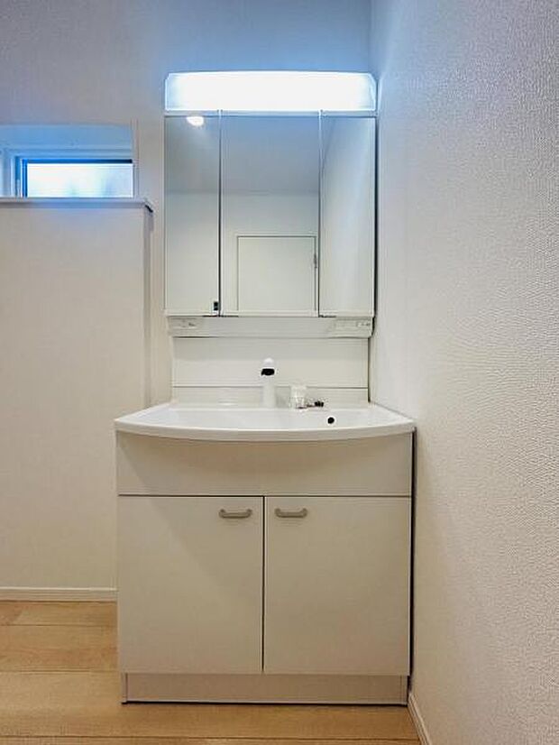 【洗面台】さわやかに気持ちよく1日が始められるように、機能性とデザイン性を両立した洗面化粧台です。