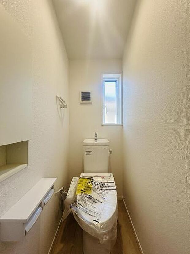 【ウォシュレット付き】洗浄、保温などの機能を備えたウォシュレット。洗浄により毎回のペーパー使用量を減らせ、保温により冬場の便座のひんやりを解消してくれる便利な設備付き