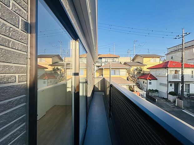 【バルコニー】日当りよく、心地良い風に吹かれてホッと一息ついてください。