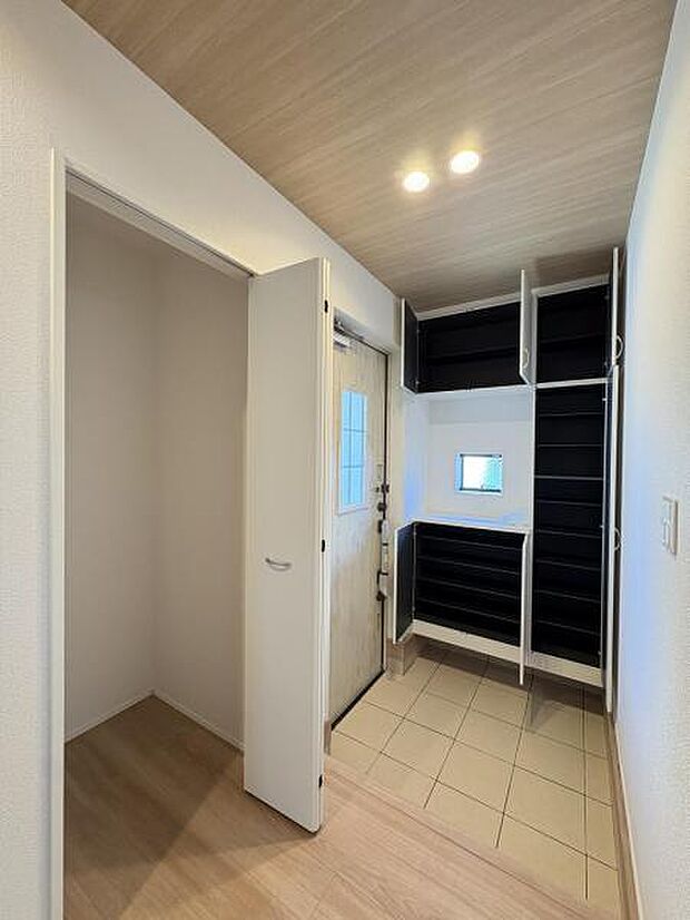 【玄関】玄関にはシューズボックス以外にも収納スペースございます。