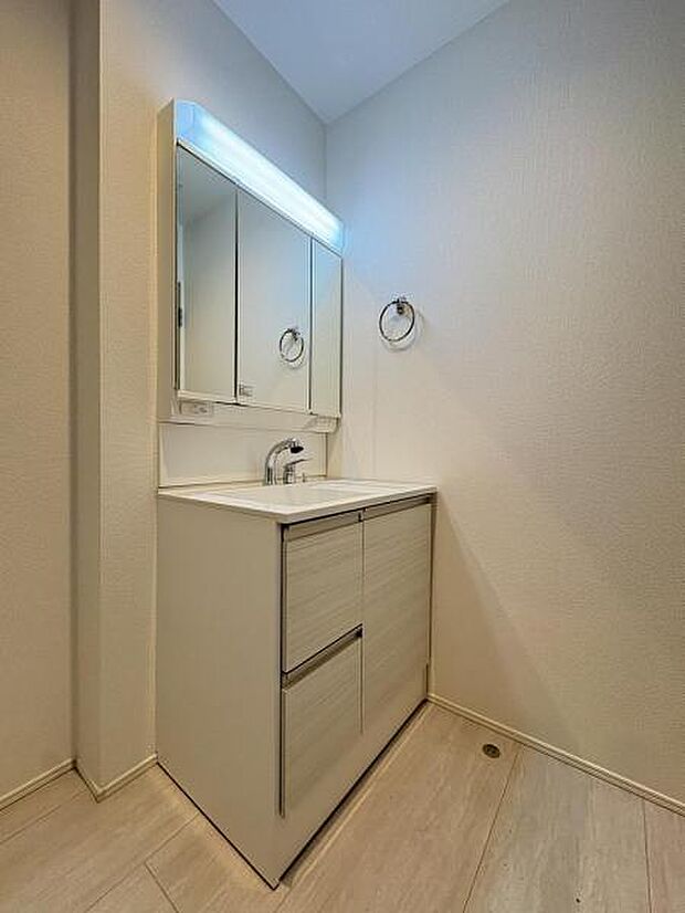 【洗面台】さわやかに気持ちよく1日が始められるように、機能性とデザイン性を両立した洗面化粧台です。