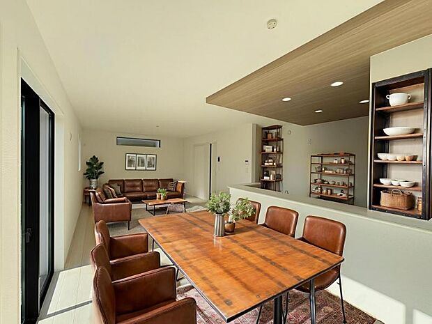 【リビング】明るい光と風が交差する大空間は約19.25帖。キッチンスペースとの一体感も考えた空間になりました。