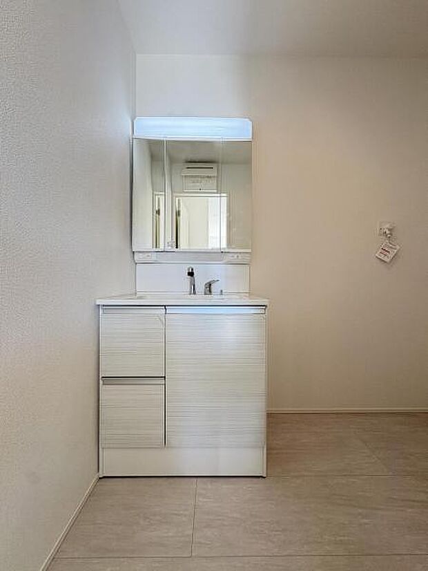 【洗面台】さわやかに気持ちよく1日が始められるように、機能性とデザイン性を両立した洗面化粧台です。