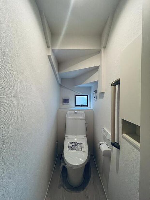 【トイレ】洗浄機能つきのお手洗いは2か所ございます。朝の忙しい時間や来客時に重宝します。