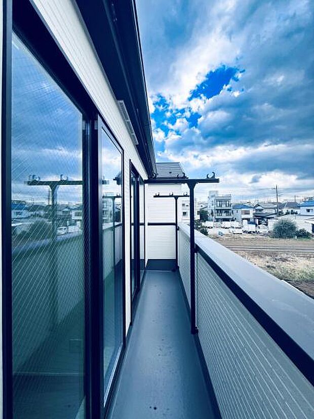 【バルコニー】低層住宅が建ち並ぶ美しい街並みを一望できる眺め。