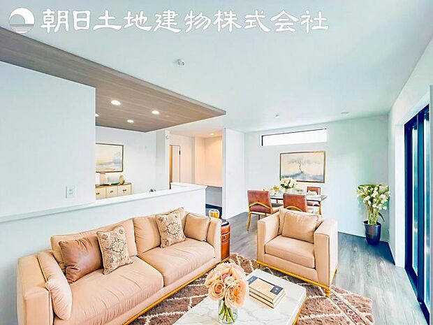 【リビング】明るい光と風が交差する大空間は約15.12帖。キッチンスペースとの一体感も考えた空間になりました。※家具等はCG合成となります。