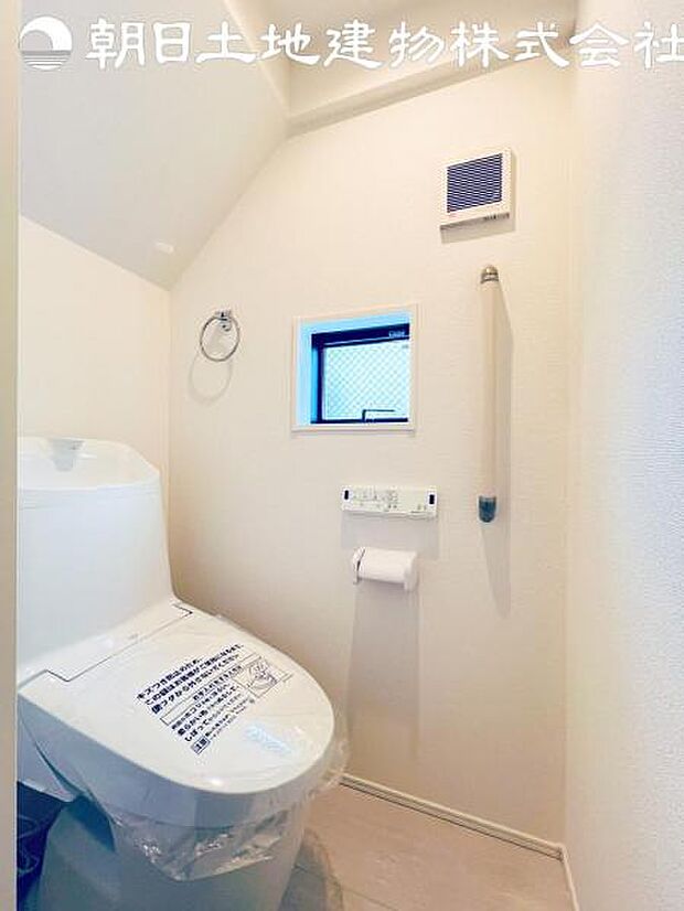 【トイレ】洗浄機能つきのお手洗いは2か所ございます。朝の忙しい時間や来客時に重宝します。