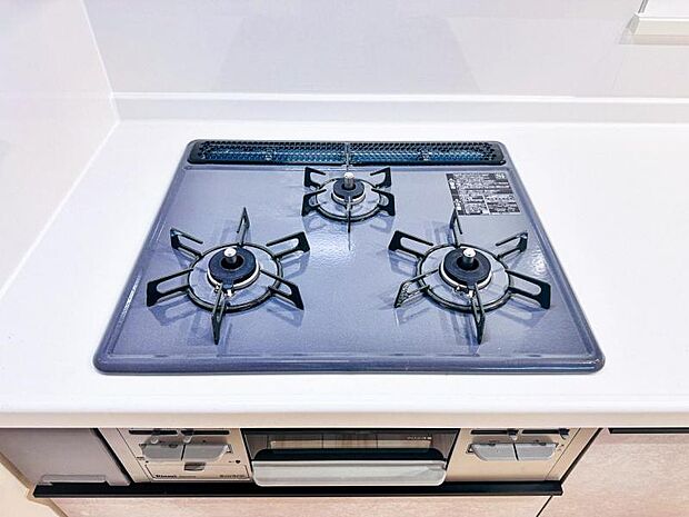 【三ツ口ガスコンロ】煮込み料理をする際にコンロが一つ塞がって他の料理ができなくて時間がかかる！そんな不満を解決してくれる3口コンロは他の調理ができるので捗ります！