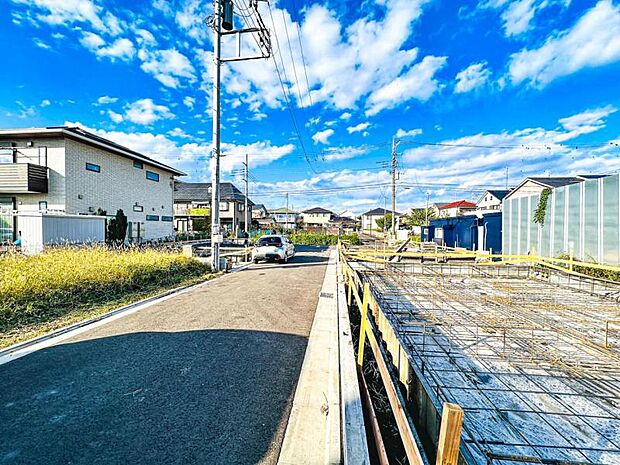 【前面道路を含む現地外観】