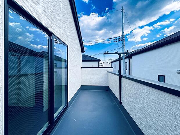 【バルコニー】人気のワイドバルコニーを採用しております。洗濯物が多いご家族でも安心ですね。