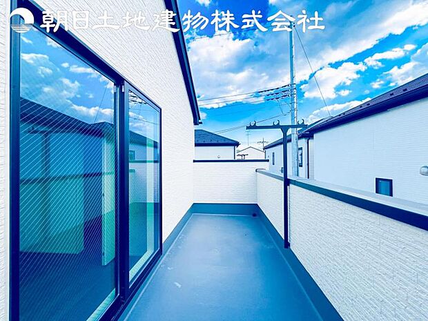 【バルコニー】人気のワイドバルコニーを採用しております。洗濯物が多いご家族でも安心ですね。