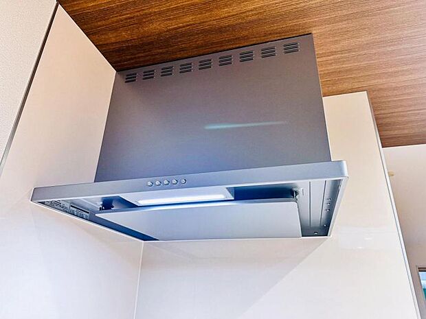 【スリム型レンジフード】稼働時の音が換気扇よりも静か 屋外とダイレクトにつながる換気扇と比べ、音が静かなメリットがあります。