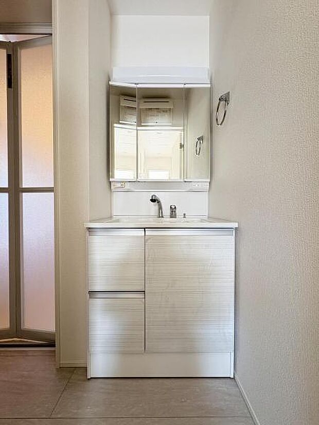 【洗面台】さわやかに気持ちよく1日が始められるように、機能性とデザイン性を両立した洗面化粧台です。