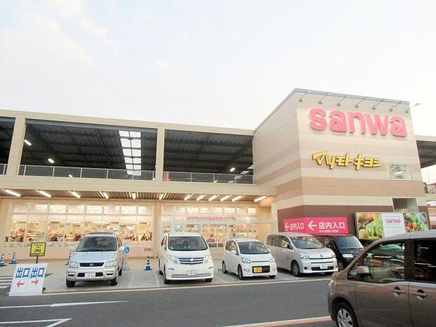 【三和 座間東原店】550m 平面駐車場のほか、屋根付きの屋上駐車場もあるので雨の日も安心です。