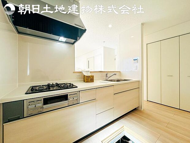 【キッチン】明るく開放感があるキッチンはリビングが見渡せる対面キッチンを採用。いつでもご家族を感じながらお料理できます。