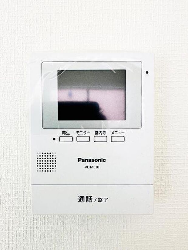【モニター付きインターフォン】来訪者を映像で確認するシンプルな設備ながらセキュリティ効果はマル。最近は録画機能があるタイプも増え、留守中の訪問者も確認できます！