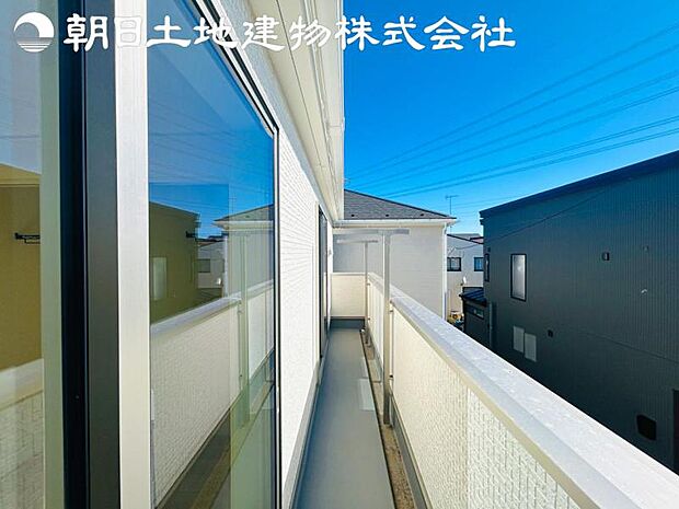 【バルコニー】人気のワイドバルコニーを採用しております。洗濯物が多いご家族でも安心ですね。