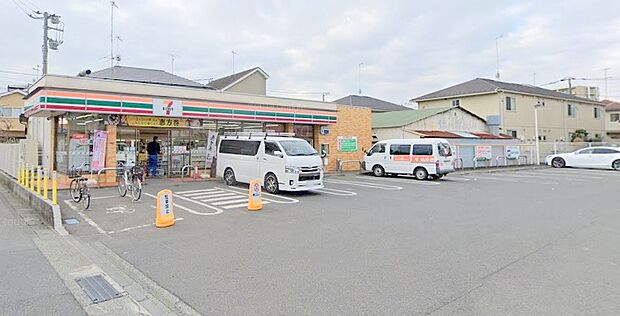 【セブンイレブン 海老名門沢橋店】420m 駐車場が広く奥行きがあるので入庫出庫がとても楽にできます。コーヒーマシーンも2台有って直ぐに飲めます。
