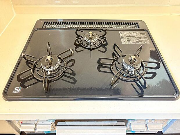 【三ツ口ガスコンロ】煮込み料理をする際にコンロが一つ塞がって他の料理ができなくて時間がかかる！そんな不満を解決してくれる3口コンロは他の調理ができるので捗ります！