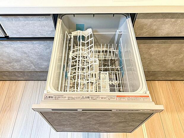 【ビルトイン食洗機】洗浄から乾燥までボタン一つで完結する食洗機付き。大変な洗い物がぐっと短く済みます！
