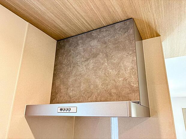 【スリム型レンジフード】稼働時の音が換気扇よりも静か 屋外とダイレクトにつながる換気扇と比べ、音が静かなメリットがあります。